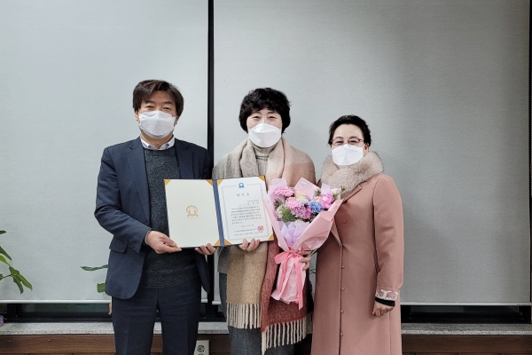 이영호 경지협 선거관리위원장은 제16대 회장 당선자인 강명희 과천시대신문 대표에게 12월 18일 당선증을 교부했다.